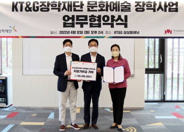 왼쪽부터 KT&G장학재단 안홍필 사무국장, 이충관 한국메세나협회 사무처장, 김인희 세계발레지도자협의회 대표. 메세나협회 제공