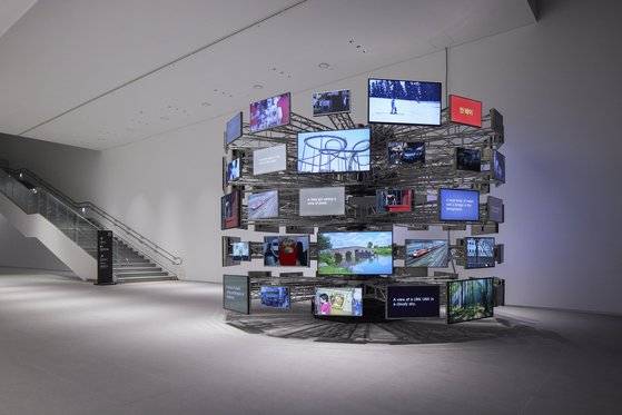 스크린 80개로 구성된 얀 레이의 '레버리 리셋'(Reverie Reset), 2016-2017, 스크린 80개, 컴퓨터 5개, 라우터, 서버, 철 구조물, 케이블[사진 울산시립미술관]