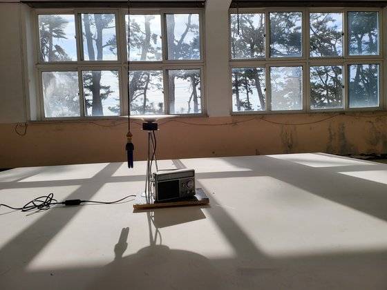 하룬 미르자, 사이렌, 2012, 심벌즈, 모터, 목재, 라디오 등, 56x48x35cm [사진 울산시립미술관]