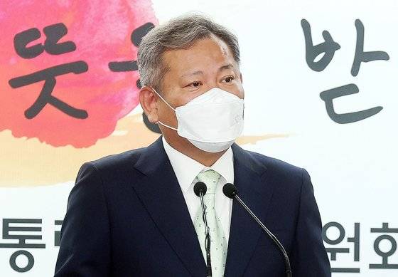 이상민 행정안전부 장관 후보자가 13일 서울 종로구 통의동 인수위 브리핑룸에서 열린 2차 내각 발표에서 취재진의 질문에 답변하고 있다. 인수위사진기자단.