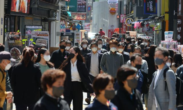 서울 명동에서 시민들이 마스크를 쓰고 이동하고 있다. 연합뉴스