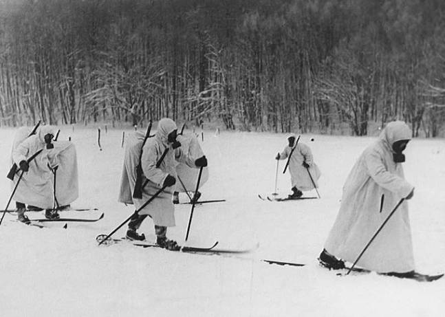 소련(현 러시아)의 핀란드 침공으로 시작한 겨울전쟁(1939년 11월∼1940년 3월) 당시 핀란드군 전사들이 스키를 타고 설원에서 기동하는 모습. 세계일보 자료사진
