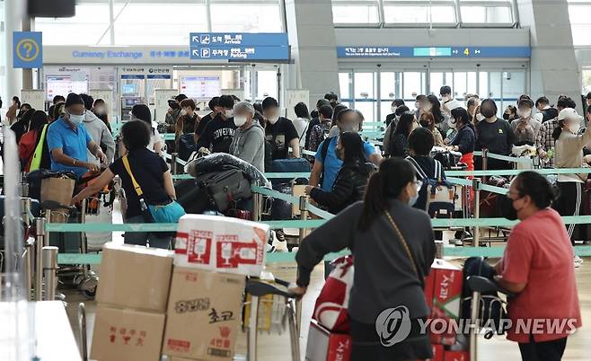 붐비는 인천공항 출국장 영종도 인천국제공항 제1여객터미널 출국장. 2022.4.12 [연합뉴스 자료사진]