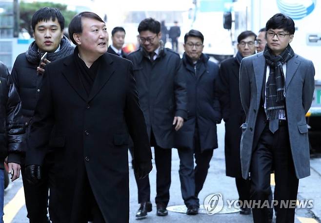 2016년 국정농단 특검 당시 윤석열 특검 수사팀장과 한동훈 검사(오른쪽 맨 끝) [연합뉴스 자료사진]