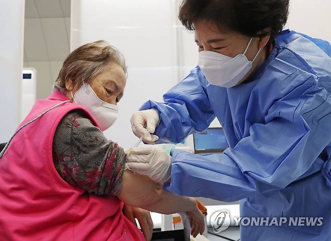 내일부터 60세 이상 4차 접종…정부 "80세 이상은 적극 권고" [연합뉴스 자료사진]