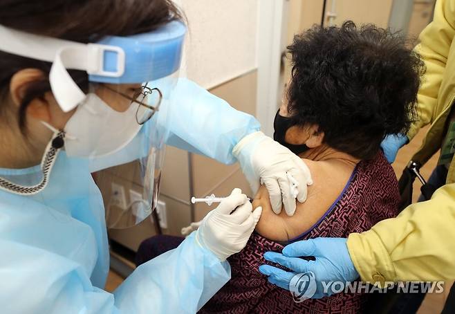 고령층 코로나19 백신 접종 [연합뉴스 자료사진]