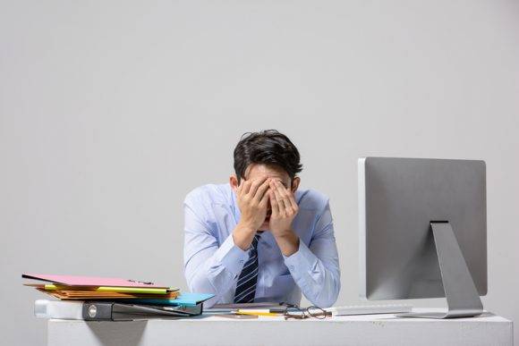 [사진=게티이미지뱅크] 온종일 의자에 앉아 있거나 소파에 누워 있으면 끔찍한 일들이 많이 생길 수 있다.