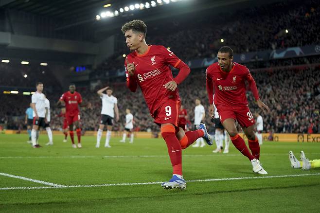 리버풀의 피르미누가 팀의 3번째 골을 터뜨린 뒤 기뻐하고 있다./AP