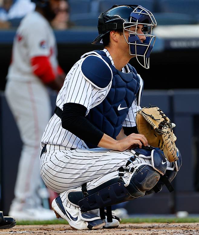 2022년부터 미국 메이저리그에 포수와 투수가 손가락으로 사인을 교환하는 대신 피치컴이라는 기계를 활용할 수 있도록 허용해 눈길을 끈다. 뉴욕 양키스 포수 카일 히가시오카가 지난 11일 미국 뉴욕 양키스타디움에서 열린 보스턴과의 경기에서 무릎보호대 위에 부착한 피치컴으로 사인을 내고 있다.&nbsp;뉴욕=EPA연합뉴스