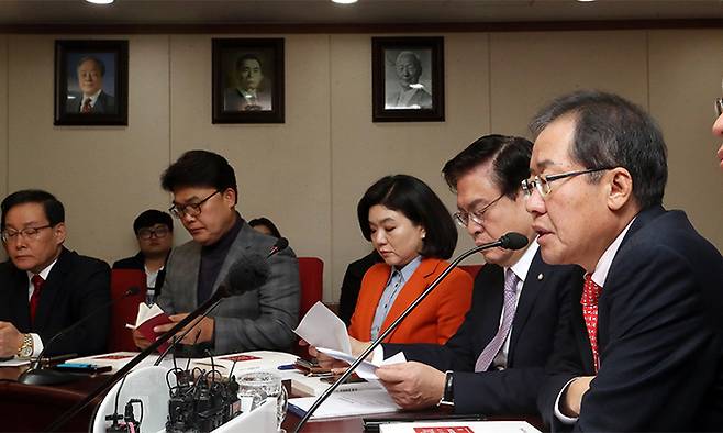 2017년 11월 17일 당시 자유한국당 홍준표 대표가 서울 여의도 당사에서 열린 최고위원회의에서 발언하고 있다. 회의실 벽에 김영삼(왼쪽부터), 박정희, 이승만 전 대통령의 사진액자가 걸려 있다. 연합뉴스