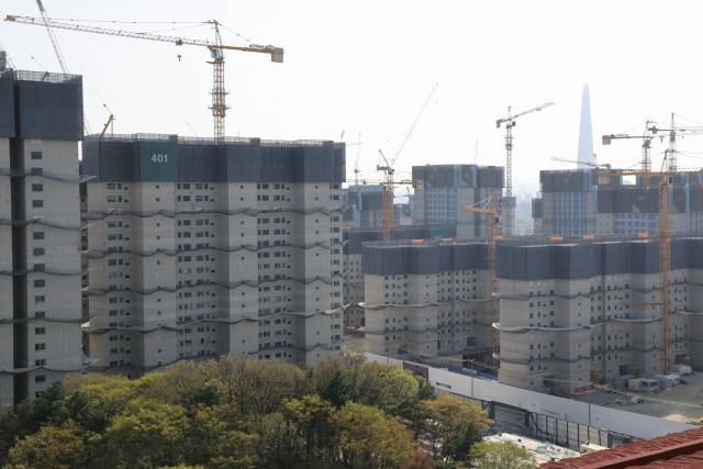 지난 11일 서울 강동구 둔촌동 ‘둔촌주공아파트 재건축 사업’(올림픽파크포레온) 공사 현장 전경. 연합뉴스