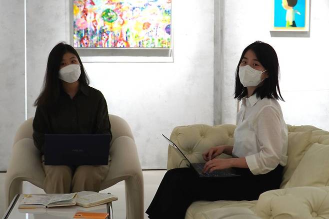 TESSA 뮤지엄에서 얘기를 나누고 있는 전하영 에디터(좌)와 원윤지 에디터(우)’, 출처: 테사