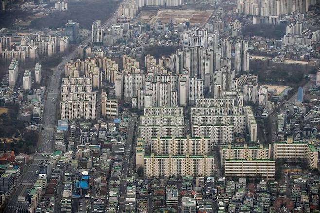 서울 송파구 롯데월드타워 전망대 서울스카이에서 바라본 서울 도심 아파트. /사진제공=뉴시스