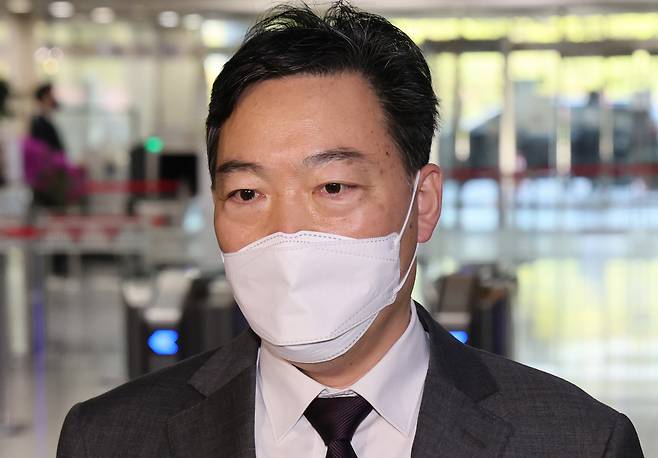 김오수 15일 오전 국회를 방문, 취재진 앞에서 검찰 수사권 완전 박탈 입법 추진의 부당성을 호소하며 자신의 탄핵 절차부터 진행해 달라고 촉구하고 있다. [연합]