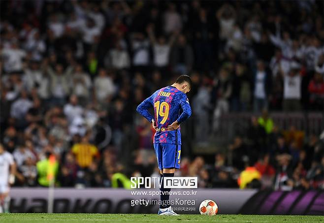▲ 바르셀로나가 15일 15일 오전 4시(한국시간) 스페인 바르셀로나 캄노우에서 열린 '2021-22시즌 유럽축구연맹(UEFA) 유로파리그' 8강 2차전에서 프랑크푸르트에 완패했다