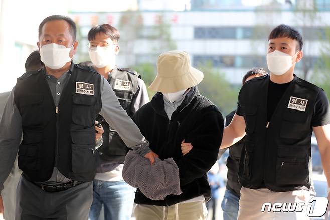 8억대 사망보험금을 노리고 남편을 숨지게 한 혐의로 공개수배된 이은해의 내연남 조현수가 16일 오후 경기 고양시 덕양구의 오피스텔에서 검거, 고양경찰서로 인치되고 있다. 2022.4.16/뉴스1 © News1 황기선 기자