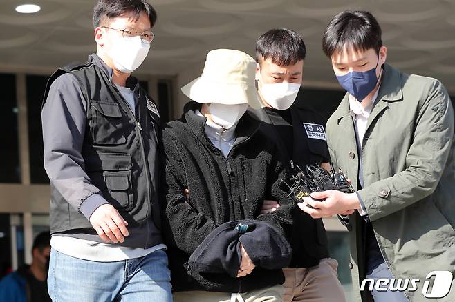 8억대 사망보험금을 노리고 남편을 숨지게 한 혐의로 공개수배된 이은해의 내연남 조현수가 16일 오후 경기 고양시 덕양구의 오피스텔에서 검거된 후 고양경찰서에서 인천지방검찰청으로 인계되고 있다. 2022.4.16/뉴스1 © News1 황기선 기자