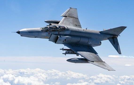 F-4 팬텀 II(McDonnell Douglas F-4 Phantom II). 미군이 도입하려는 F-35 대수는 2243대다. 여기에 개발에 동참한 영국을 비롯한 8개국 소요와 수출까지 포함하면 F-35 생산 대수는 3000대에 가까울 것으로 보인다. 팬텀은 1961년부터 양산에 들어가 1981년까지 5195대가 생산됐다. 마지막 생산기체는 한국 공군이 도입했다. 사진=대한민국 공군