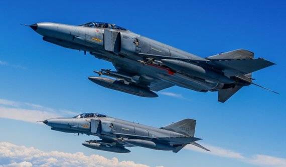 2022년 현재 운용 중인 F-4E 팬텀 20여대는 1976년과 1978년에 도입된 기종이다. 이후 1989년 10월 주요잉여물자사업(MIMEX)으로 미군이 운용한 기종을 일부 RF-4C와 함께 도입했다. 제17전투비행단 산하 3개 대대에서 한동안 잘 운용하다가 노후화로 2013년 8월 1일에 미군이 운용하다가 도입된 F-4E 기체들을 우선으로 순차적 퇴역하기 시작했다. 이후 2018년부터 F-35A 도입이 되면서 순차적 퇴역 및 비행대대 통폐합을 거쳐 제10전투비행단에 재배치되어 운용 중이고 2024년에 전량 퇴역할 예정이다. 사진=대한민국 공군