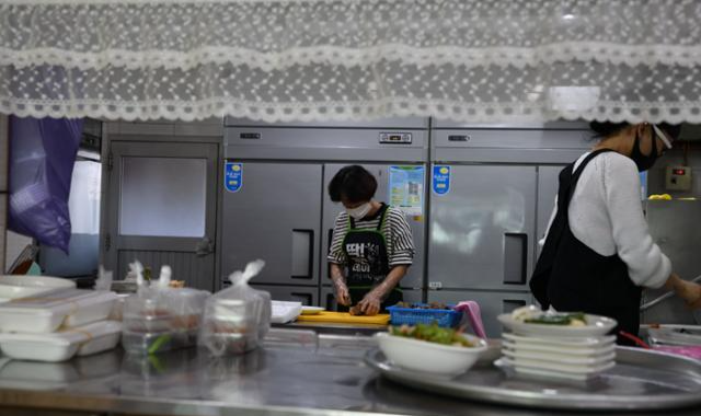 고래고기원조할매집은 처음 고래고기를 접하는 사람들도 거부감 없이 먹을 수 있도록 다양한 조리법을 개발했다. 울산=박은경 기자