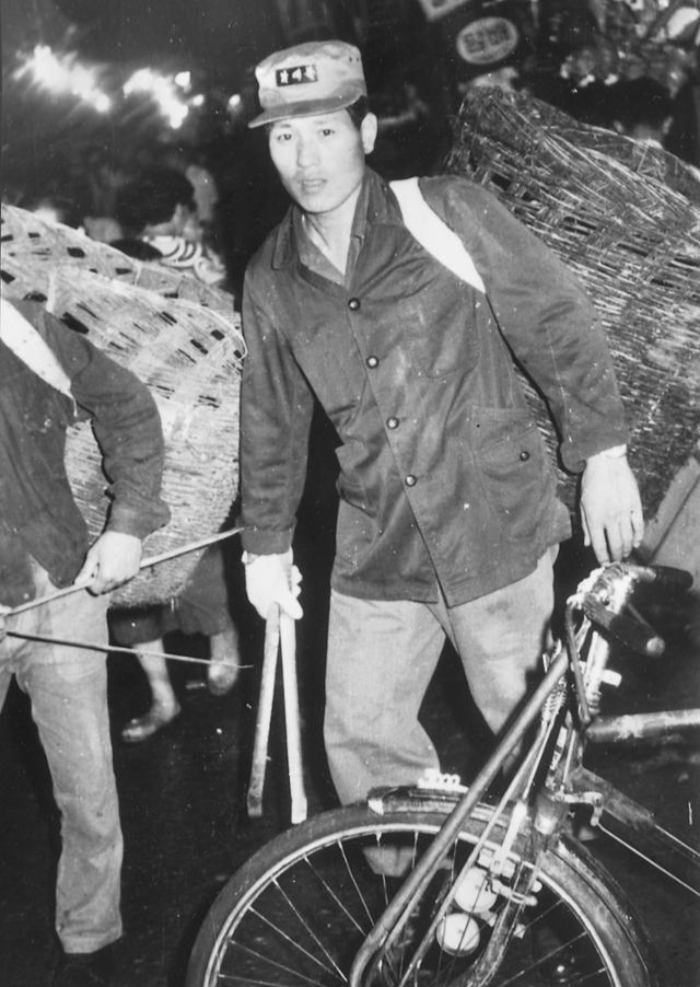 1969년 등록된 넝마주이 조직인 근로재건대의 관리자인 시경찰 유모씨가 망태를 진 넝마주이 행색으로 나선 모습. 근로재건대는 명목상 시민사회에서 운영했지만, 시경찰이 적극적으로 관리감독한 조직이었다. 한국일보 자료사진