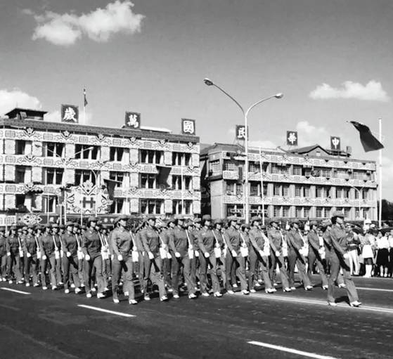 정치작전학교는 여성 생도들이 많았다. 반공 작가와 연예인, 운동선수도 많이 배출했다. 1960년대 말, 쌍십절 행사에 참석한 정치작전학교 생도들. [사진 김명호]