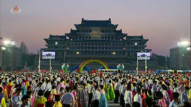 평양 김일성광장에서 북한 학생들이 색색깔의 한복과 정장을 빼입고 춤추고 있다. 조선중앙TV 화면