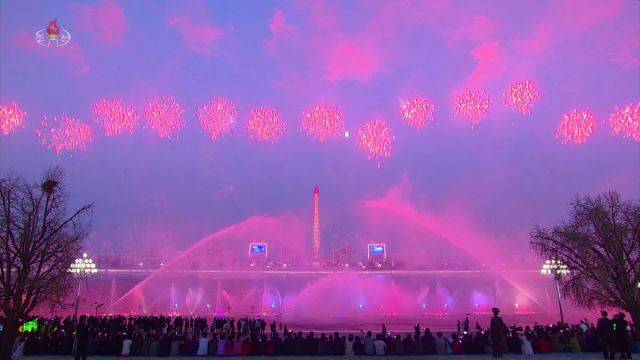 북한 대동강변에 분수쇼가 진행되고 있는 가운데 밤하늘에는 불꽃놀이가 펼쳐지고 있다. 조선중앙TV 화면