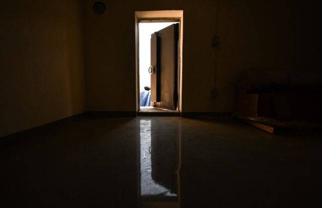 지난달 28일 충북 제천 의림지 인근 야산에서 촬영한 모형 방공호 내부 모습. 가운데 육중한 방폭문이 보인다. 제천=이한결 기자