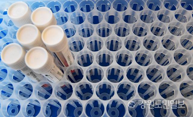 ▲ 강원도 춘천시 호반체육관 코로나19 선별진료소에 채취된 검체의 양이 눈에 띄게 줄었다. [강원도민일보 자료사진]