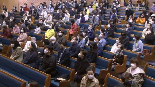 분당우리교회 성도들이 17일 부활절 주일 예배를 드리고 있다. 분당우리교회 유튜브 캡처