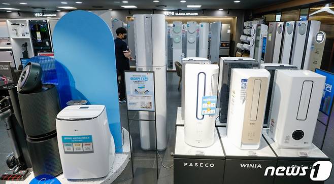 서울 중구 롯데하이마트 서울역점에 창문형 에어컨이 진열돼 있다./사진=뉴스1