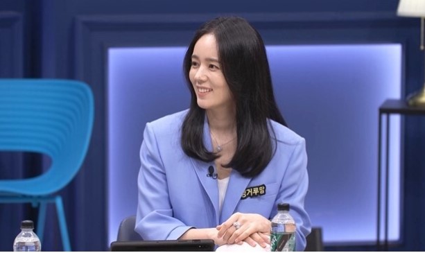 Han Ga-in, who has been sticking to SinBism, has been proud of his appearance and has appeared in the program with his husband Yeon Jung-hoon in 17 years since his marriage in 2005 and has caught the hearts of the public with his hairy appearance.In the Civilization Express, Han Ga-in, along with the host Jae Jae, revealed the shooting of the past works or recalled the popularity of his school days. I was not interested in real men.I think my face was pretty even though I put a black garbage bag on my head when it rained. Han Ga-in said, I have never seen our groom angry.(2 Days & 1 Night) yelling, Its completely fresh at home, he said. I ask everything from one to ten like a child.Ill ask you if you want to eat chopsticks. My groom changes when he goes out, shows him everything, and I tell him to change his white tee into gray tea.I was so surprised that he wasnt that character here, and I reported every move. He told Mother it wasnt hard, and he told me his knee hurts.So hes just like my son.
