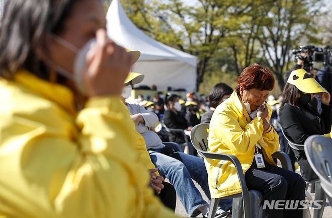 [안산=뉴시스] 정병혁 기자 = 16일 오후 경기 안산시 화랑유원지에서 열린 세월호 참사 8주기 기억식에서 세월호 유가족이 눈물을 닦고 있다. 2022.04.16. jhope@newsis.com