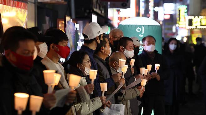 밤 10시 이후 거리 밝힌 자영업자들의 촛불 (사진=연합뉴스)
