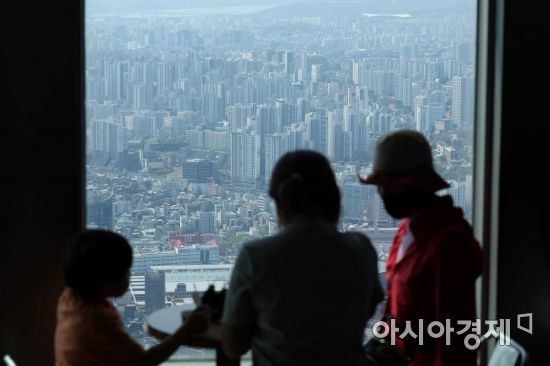 서울 아파트 매매량이 8개월 만에 증가세로 돌아섰다. 서울부동산정보광장에 따르면 3월 서울 매매거래는 937건으로 전월(805건) 대비 16.4% 증가했다. 이는 지난해 8월(4064건) 이후 올 2월(805건)까지 7개월 연속 감소하다 반등한 것이다. 규제 완화에 대한 기대감 등으로 얼어붙었던 시장에 숨통이 트이기 시작한 것으로 보인다. 11일 남산에서 바라본 아파트 모습. /문호남 기자 munonam@