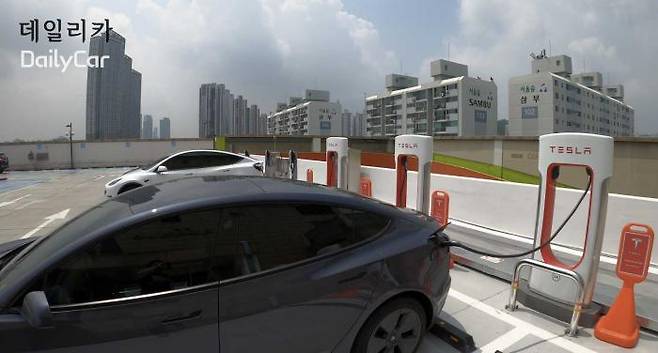 서울 왕십리 테슬라 슈퍼차저에서 충전중인 테슬라 모델 3