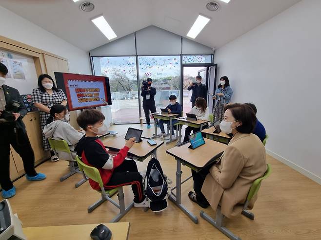 덕과초 6학년 학생들이 유은혜 부총리(오른쪽)와 함께 수업을 하면서 질문하는 모습