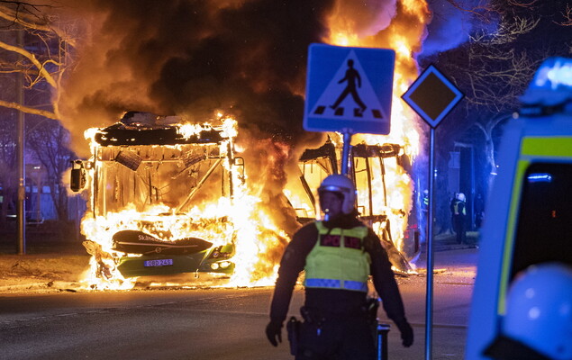 스웨덴 경찰이 17일 말뫼에서 시위대에 의해 버스가 불타고 있는 것을 지켜보고 있다. 말뫼/EPA 연합뉴스