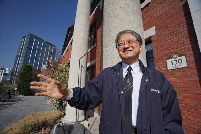 황선엽 서울정동협의체위원장이 지난 8일 서울 중구 정동 구세군 역사박물관 앞에서 서울정동협의체 사업 추진현황과 정동길의 매력에 대해 설명하고 있다. 김재현 기자