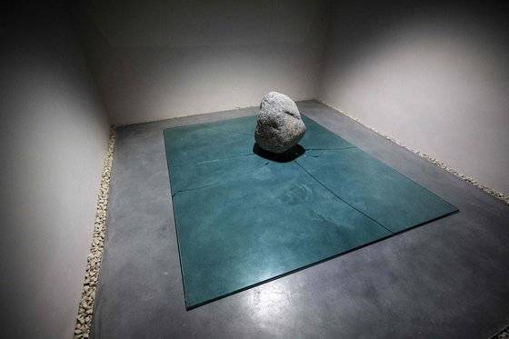 프랑스 아를에 개관한 이우환미술관의 내부.