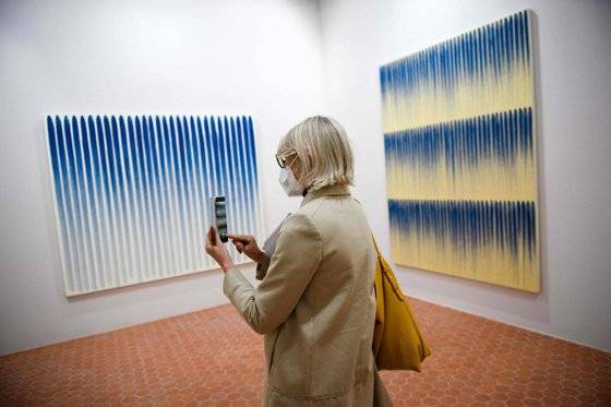 이우환 화백의 회화 작품이 걸려 있는 프랑스 아를의 이우환미술관. [ 사진 AFP=연합뉴스]