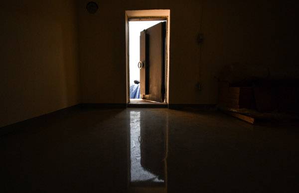 지난달 28일 충북 제천 의림지 인근 야산에서 촬영한 모형 방공호 내부 모습. 가운데 육중한 방폭문이 보인다. 제천=이한결 기자