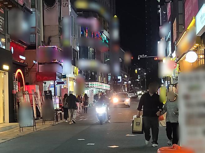 사회적 거리두기가 전면 해제된 18일 오후 8시께 대전 서구 둔산동 식당가에서 시민들이 술집과 식당 등을 가기 위해 발걸음을 옮기고 있다. *재판매 및 DB 금지