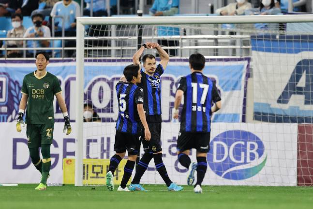 인천 유나이티드의 무고사(가운데)가 지난 5일 DGB대구은행파크에서 열린 2022시즌 K리그1 대구FC와의 원정경기에서 페널티골을 성공시킨 뒤 세리머니를 하고 있다. 제공|한국프로축구연맹