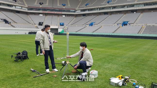 삼성물산 잔디연구소 연구원들이 18일 서울월드컵경기장에서 잔디의 밀도, 색상, 뿌리 길이, 식생지수 등 잔디 생육과 토양층을 분석하고 있다. 김용일기자