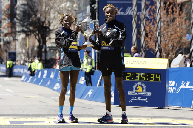 19일(한국 시간) 제126회 보스턴 마라톤 대회에서 남여 우승을 차지한 뒤 트로피를 들고 있는 케냐의 페레스 젭치르치르(왼쪽)와 에반스 체벳. 보스턴|AP연합뉴스