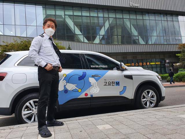 청각장애를 가진 택시기사 신명호씨가 14일 서울 용산구에 위치한 고요한 택시 운영사 코액터스 사무실 인근에서 택시를 세워두고 자세를 취하고 있다. 전혼잎 기자