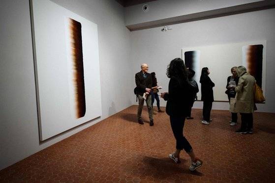 이우환 화백의 회화를 보고 있는 관람객들. [사진 이우환스튜디오·연합뉴스]