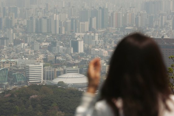 부동산 세제 완화를 둘러싼 법 개정 줄다리기가 본격화할 전망이다. 사진은 서울 남산에서 바라본 아파트 단지 모습. 연합뉴스